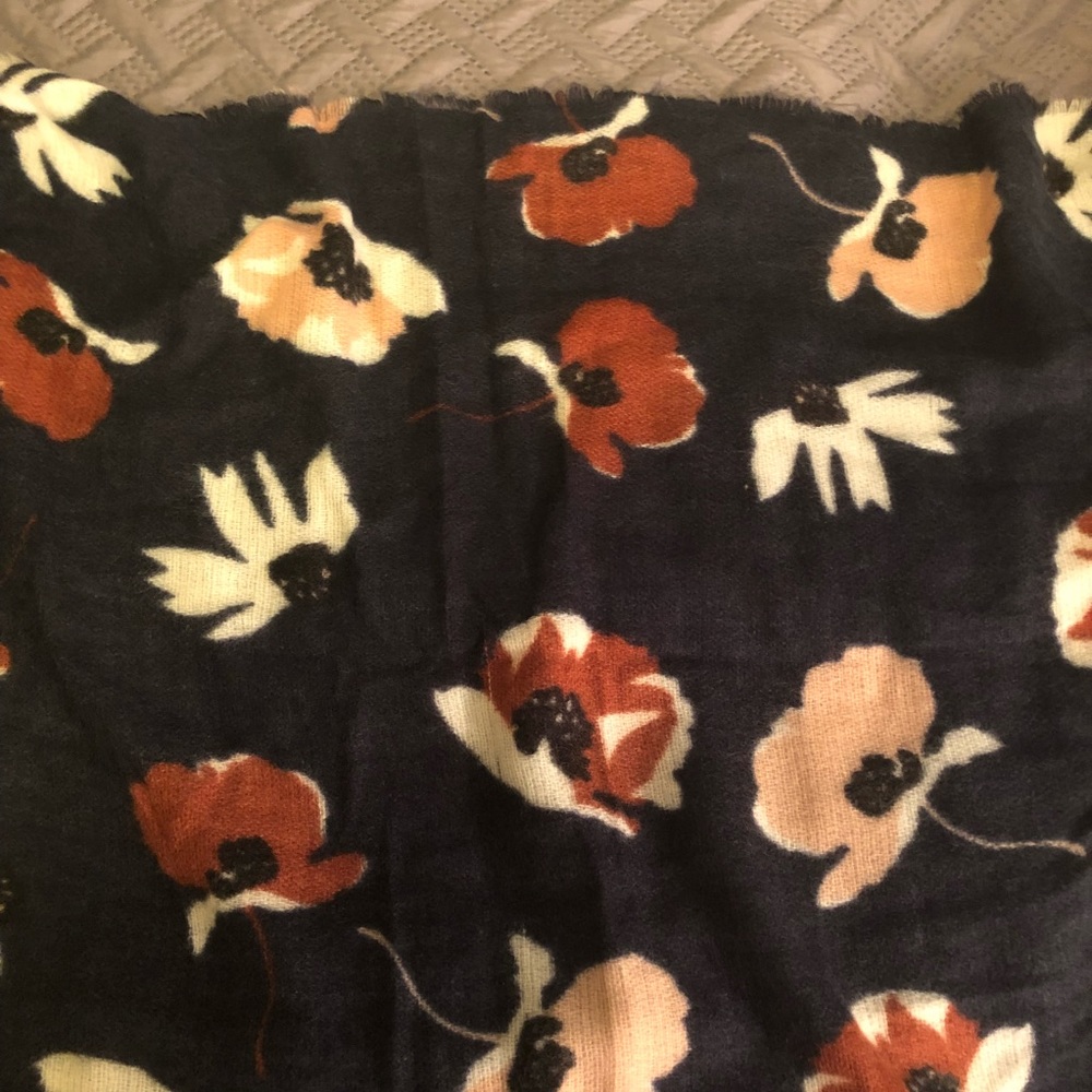 “2 for $15” Justin Taylor Floral Floral Blanket Scarf -NWT